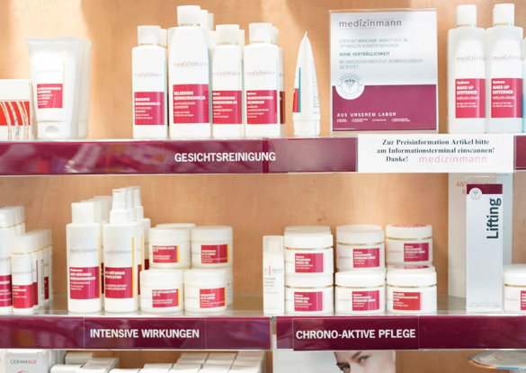 -Produkt-Regal des Medizinmann. Bildcredit: Apotheke Wilhelmsburg